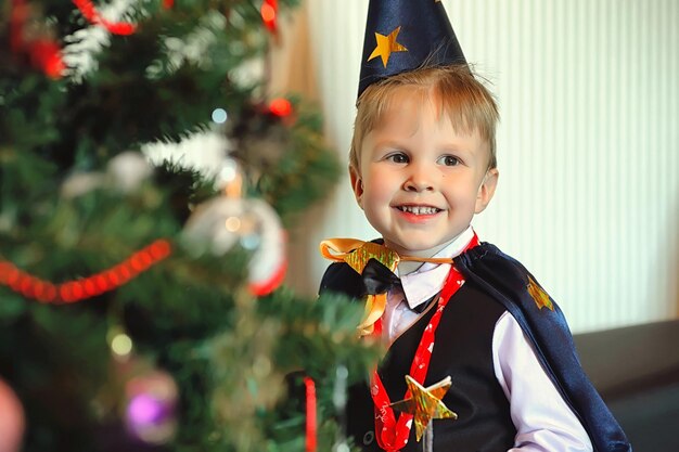 Junge Familie am Vorabend der Neujahrsferien zu Hause