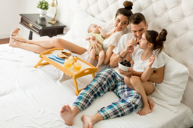 Junge Familie auf dem Bett