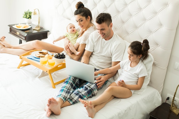 Junge Familie auf dem Bett