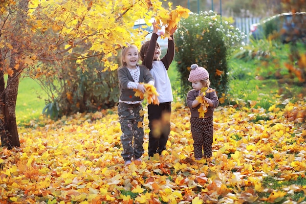 Junge Familie bei einem Spaziergang im Herbstpark an einem sonnigen Tag. Glück, zusammen zu sein.