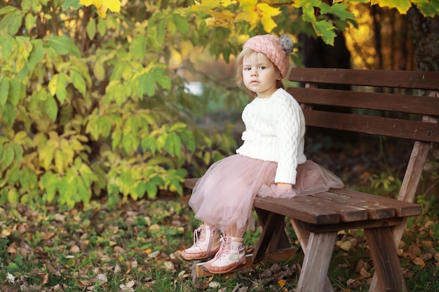 Junge Familie bei einem Spaziergang im Herbstpark an einem sonnigen Tag. Glück, zusammen zu sein.