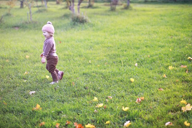 Junge Familie bei einem Spaziergang im Herbstpark an einem sonnigen Tag. Glück, zusammen zu sein.