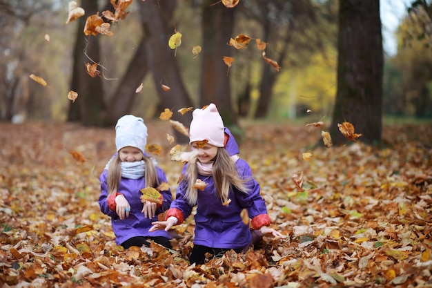 Junge Familie bei einem Spaziergang im Herbstpark an einem sonnigen Tag Glück, zusammen zu sein