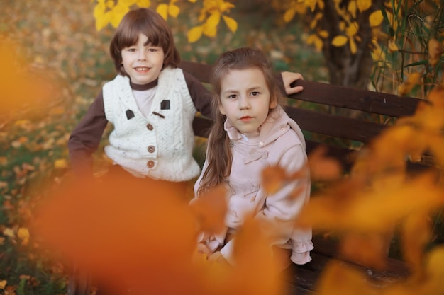 Junge Familie bei einem Spaziergang im Herbstpark an einem sonnigen Tag Glück, zusammen zu sein