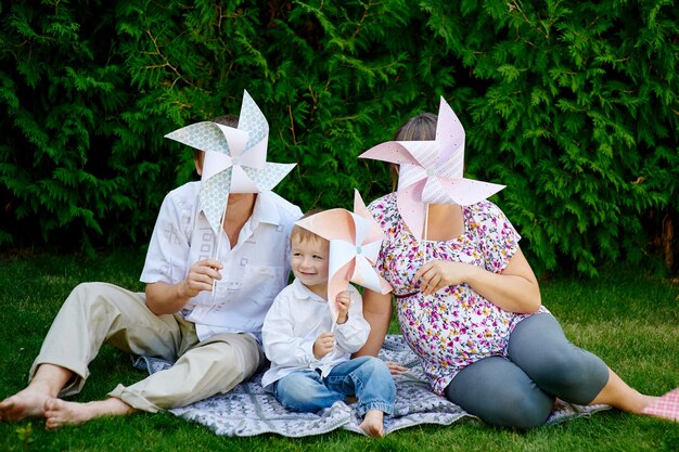 Junge Familie, die an einem Picknick im Park spielt