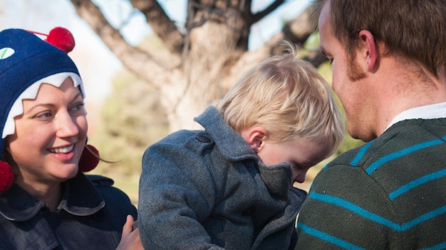 Foto junge familie, die einen tollen tag im park hat.