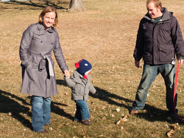 Junge Familie, die einen tollen Tag im Park hat.