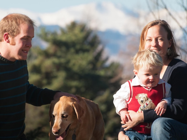 Junge Familie, die einen tollen Tag im Park hat.