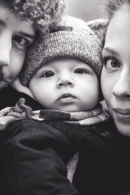 Junge Familie, die im Herbst im Park umarmt