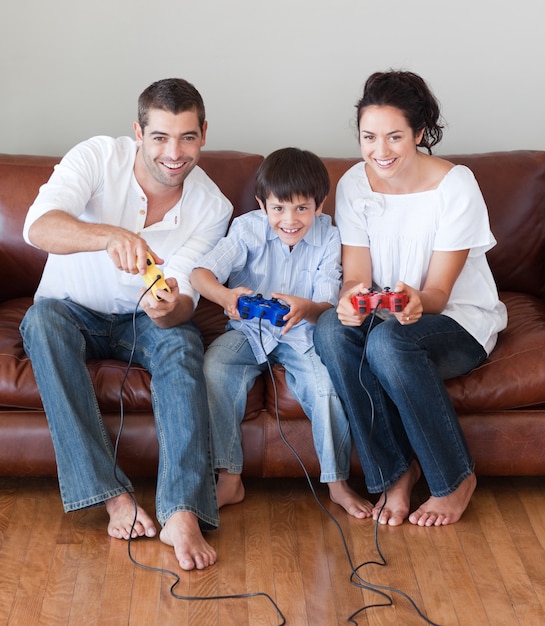 Junge Familie, die im Wohnzimmer spielt