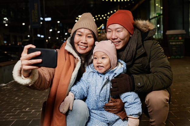 Junge Familie, die Selfies macht