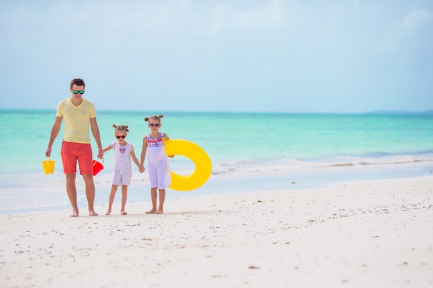 Junge Familie, die Strandsommerferien genießt