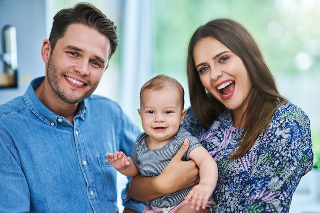 junge Familie, die Zeit zusammen in der Küche verbringt