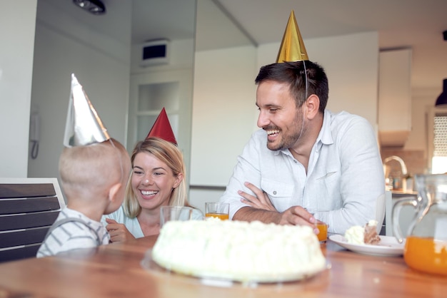 Junge Familie feiert zu Hause Geburtstag