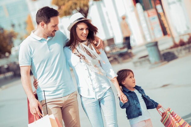 Junge Familie genießt den Einkauf