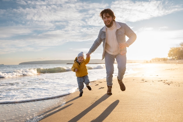 Foto junge familie genießt ihre reise