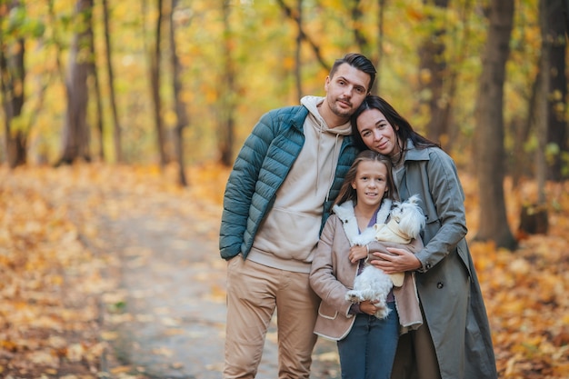 Junge Familie im Herbstpark. Familienherbstporträt