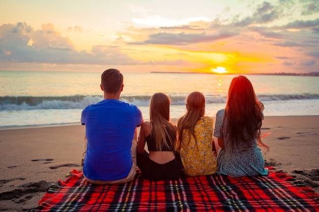 Junge Familie im Urlaub am Abend