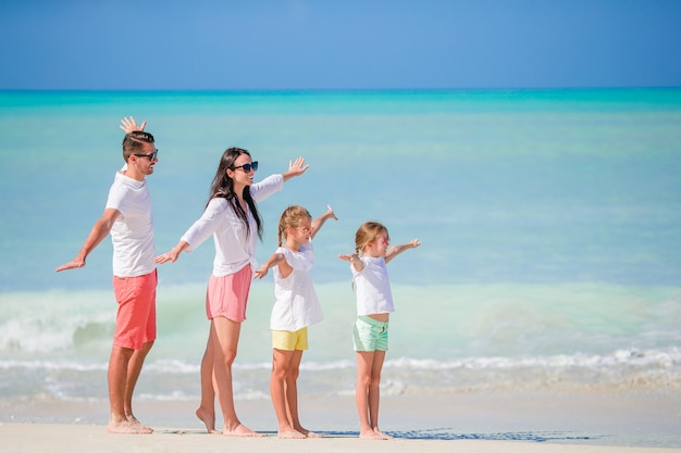 Junge Familie im Urlaub am karibischen Strand