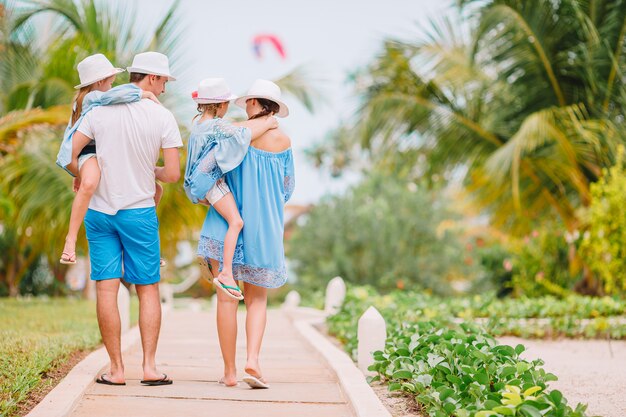 Junge Familie im Urlaub haben viel Spaß