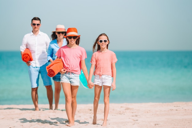 Junge Familie im Urlaub haben viel Spaß