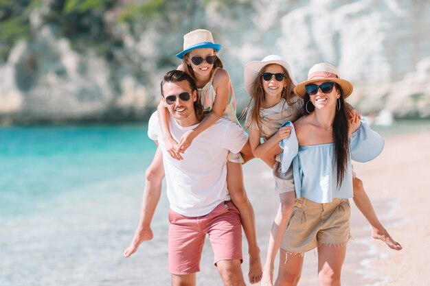 Junge Familie im Urlaub haben viel Spaß