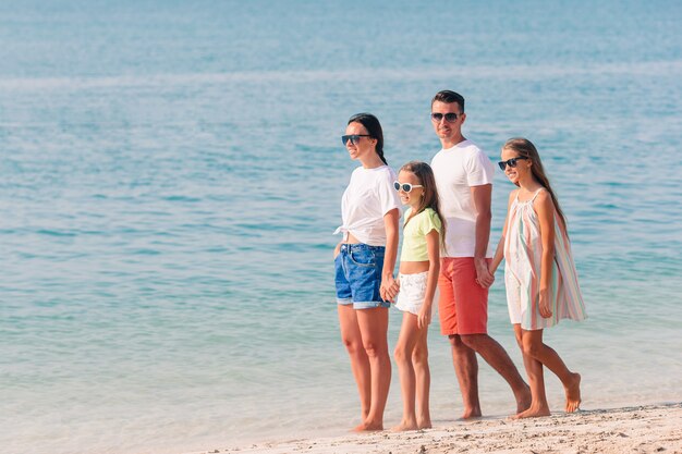 Junge Familie im Urlaub haben viel Spaß