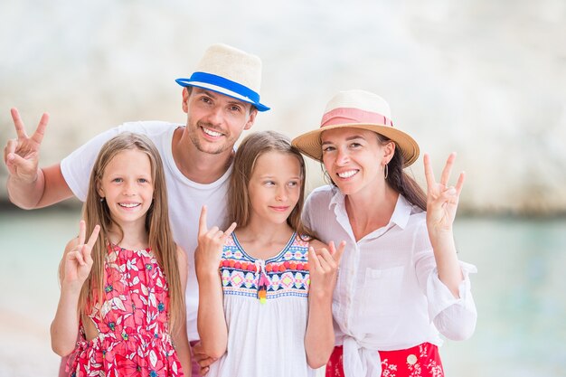 Junge Familie im Urlaub haben viel Spaß