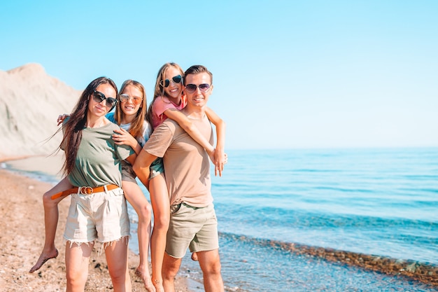 Junge Familie im Urlaub haben viel Spaß