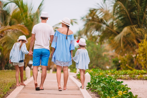 Junge Familie im Urlaub haben viel Spaß