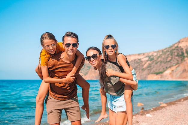 Junge Familie im Urlaub haben viel Spaß