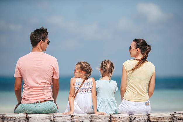 Junge Familie im Urlaub haben viel Spaß