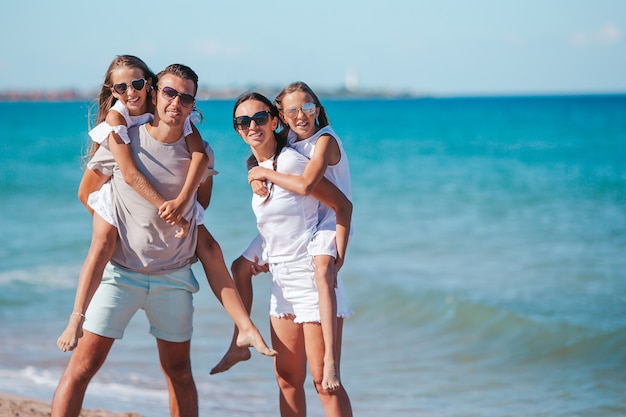 Junge Familie im Urlaub hat viel Spaß
