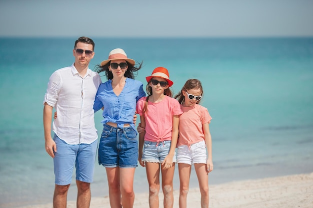 Junge Familie im Urlaub hat viel Spaß