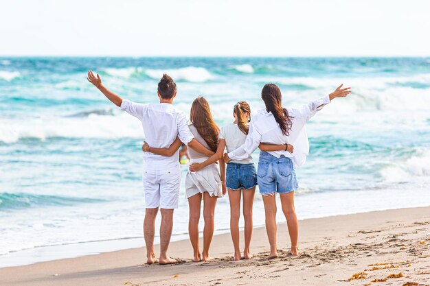 Foto junge familie im urlaub hat viel spaß