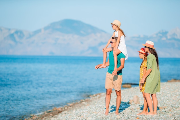 Junge Familie im Urlaub