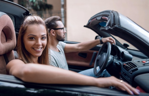 Junge Familie in einem Cabrio hautnah