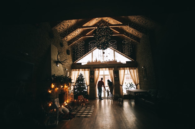 Junge Familie in Weihnachten Interieur