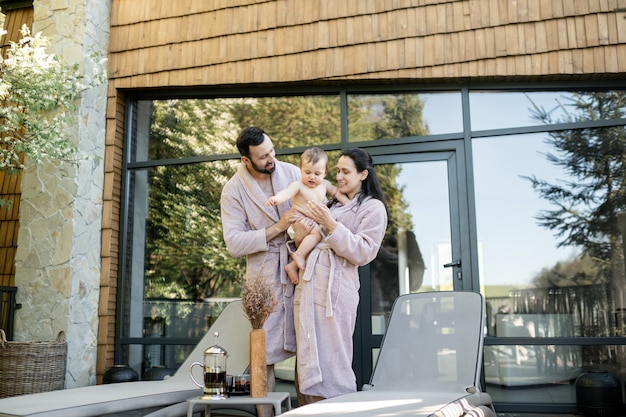 Junge Familie mit einem einjährigen Jungen, der im Spa Resort ruht?