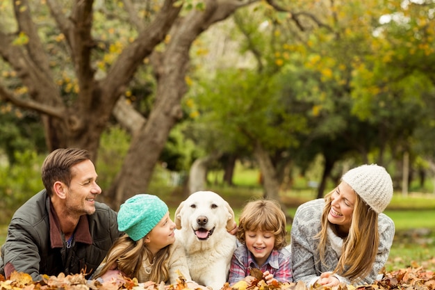 Junge Familie mit einem Hund