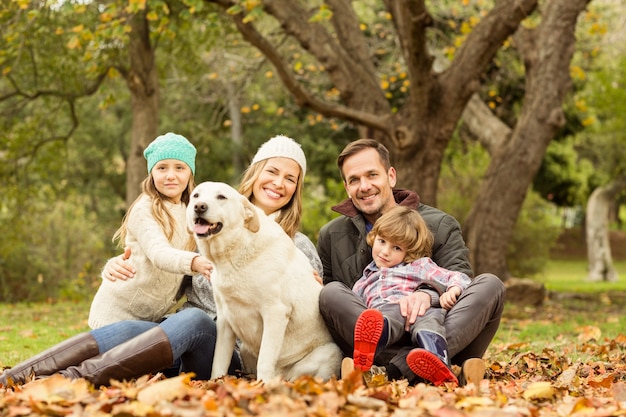 Junge Familie mit einem Hund