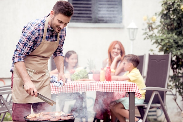 Junge Familie mit Grillparty