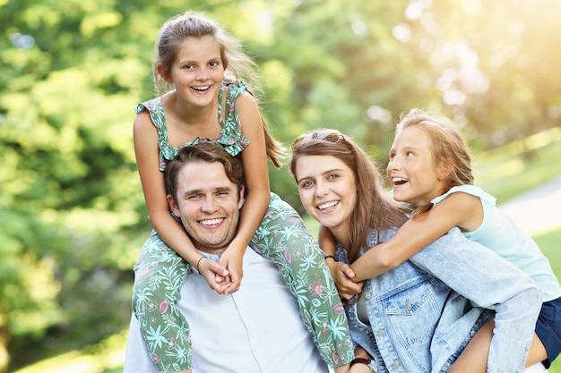 junge familie mit kindern, die spaß in der natur haben