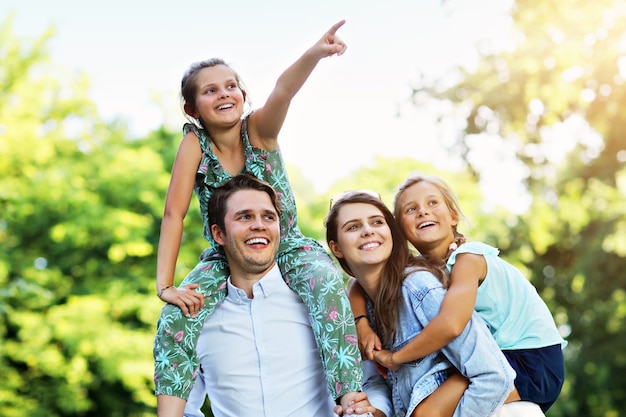 junge familie mit kindern, die spaß in der natur haben