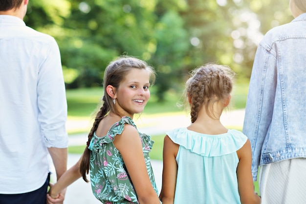 junge familie mit kindern, die spaß in der natur haben