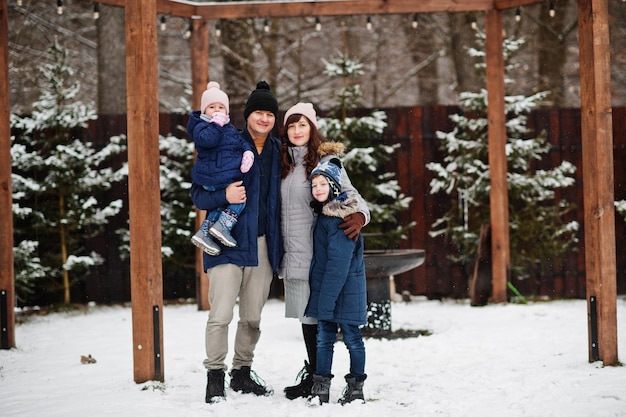 Junge Familie mit zwei Kindern am Wintertag