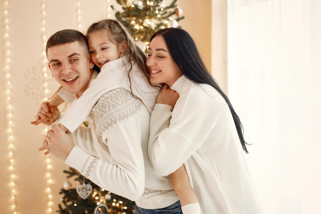 Junge Familie verbringt Zeit miteinander und feiert Silvester