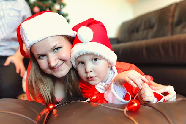 Foto junge familie zu hause