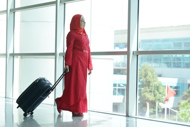 Junge Familienpassagiere, die am Flughafen reisen