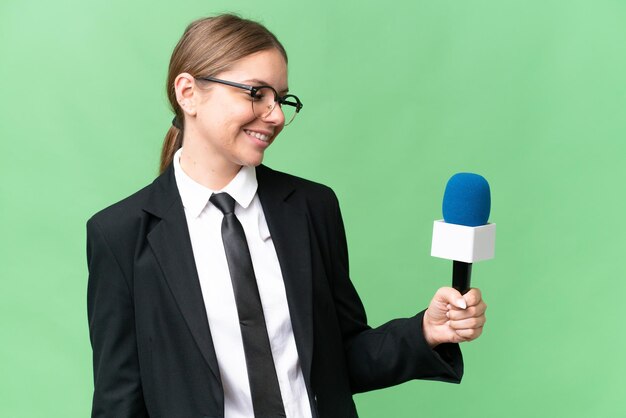 Foto junge fernsehmoderatorin, kaukasische frau vor isoliertem hintergrund mit glücklichem gesichtsausdruck